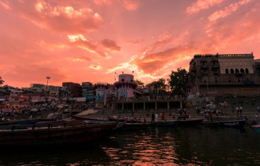 2020 'de Hindistan, Uttar Pradesh, Varanasi' deki Ganj Nehri 'nin kutsal nehrinde kimliği belirsiz insanlar.