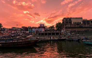 2020 'de Hindistan, Uttar Pradesh, Varanasi' deki Ganj Nehri 'nin kutsal nehrinde kimliği belirsiz insanlar.