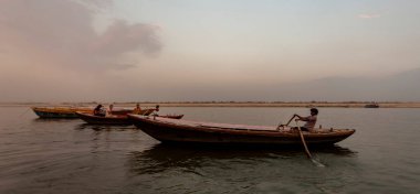 2020 'de Hindistan, Uttar Pradesh, Varanasi' deki Ganj Nehri 'nin kutsal nehrinde kimliği belirsiz insanlar.