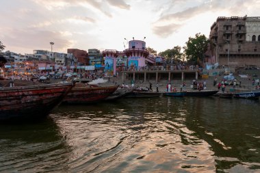 2020 'de Hindistan, Uttar Pradesh, Varanasi' deki Ganj Nehri 'nin kutsal nehrinde kimliği belirsiz insanlar.