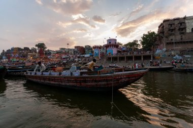 2020 'de Hindistan, Uttar Pradesh, Varanasi' deki Ganj Nehri 'nin kutsal nehrinde kimliği belirsiz insanlar.