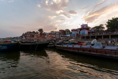 2020 'de Hindistan, Uttar Pradesh, Varanasi' deki Ganj Nehri 'nin kutsal nehrinde kimliği belirsiz insanlar.