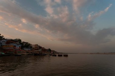 2020 'de Hindistan, Uttar Pradesh, Varanasi' deki Ganj Nehri 'nin kutsal nehrinde kimliği belirsiz insanlar.