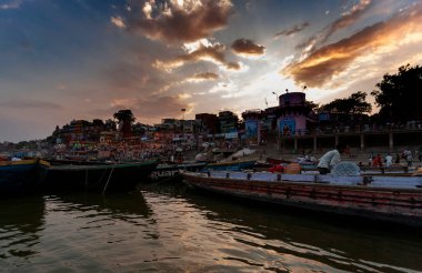 2020 'de Hindistan, Uttar Pradesh, Varanasi' deki Ganj Nehri 'nin kutsal nehrinde kimliği belirsiz insanlar.