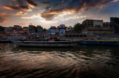 2020 'de Hindistan, Uttar Pradesh, Varanasi' deki Ganj Nehri 'nin kutsal nehrinde kimliği belirsiz insanlar.