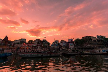 2020 'de Hindistan, Uttar Pradesh, Varanasi' deki Ganj Nehri 'nin kutsal nehrinde kimliği belirsiz insanlar.
