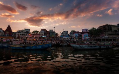 2020 'de Hindistan, Uttar Pradesh, Varanasi' deki Ganj Nehri 'nin kutsal nehrinde kimliği belirsiz insanlar.