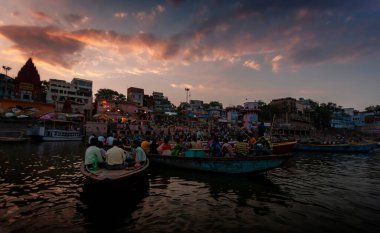 2020 'de Hindistan, Uttar Pradesh, Varanasi' deki Ganj Nehri 'nin kutsal nehrinde kimliği belirsiz insanlar.