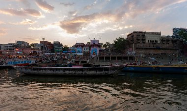 2020 'de Hindistan, Uttar Pradesh, Varanasi' deki Ganj Nehri 'nin kutsal nehrinde kimliği belirsiz insanlar.