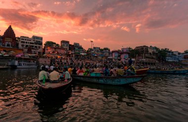 2020 'de Hindistan, Uttar Pradesh, Varanasi' deki Ganj Nehri 'nin kutsal nehrinde kimliği belirsiz insanlar.