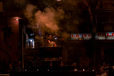 2020 'de Hindistan, Uttar Pradesh, Varanasi' deki Ganj Nehri 'nin kutsal nehrinde kimliği belirsiz insanlar.