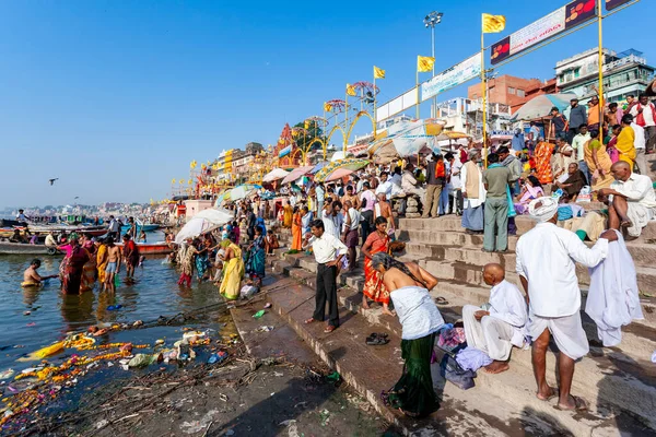 Índia Varanasi Abril 2011 Pessoas Não Identificadas Tomando Banho Ritual — Fotografia de Stock