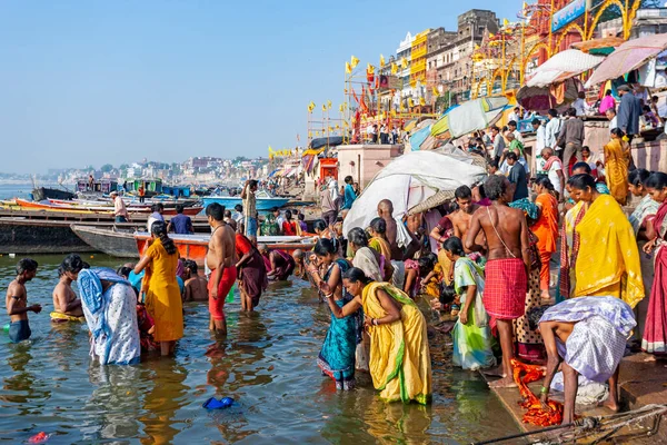 Índia Varanasi Abril 2011 Pessoas Não Identificadas Tomando Banho Ritual — Fotografia de Stock