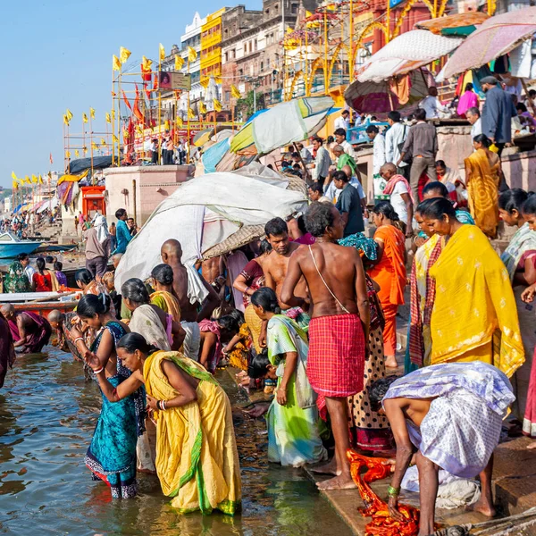 India Varanasi Abril 2011 Personas Identificadas Tomando Baño Ritual Río — Foto de Stock