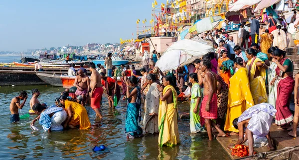 Indie Varanasi Dubna 2011 Neidentifikovaní Lidé Rituálně Koupají Řece Gangě — Stock fotografie