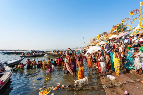 India Varanasi Abril 2011 Personas Identificadas Tomando Baño Ritual Río — Foto de Stock