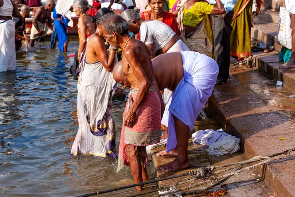 India Varanasi Aprile 2011 Persone Non Identificate Che Fanno Bagno — Foto Stock