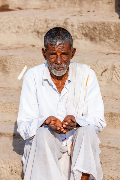 India Varanasi April 2011 Unidentified Sadhu Man Painted Forehead — 图库照片