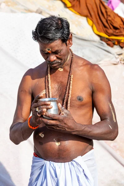 Uttar Pradesh India 2020 Április Ismeretlen Férfi Gangesz Szent Folyójánál — Stock Fotó
