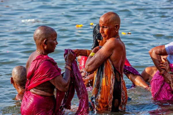 Índia Varanasi Abril 2011 Pessoas Não Identificadas Tomando Banho Ritual — Fotografia de Stock