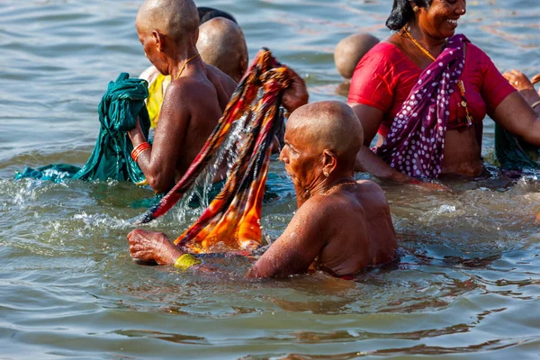 インド バラナシ州 2011年4月23日 ガンガ川で儀式用の風呂に入る未確認の人々 毎日神事風呂が開催されます — ストック写真