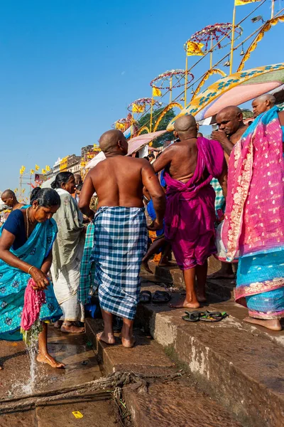 India Varanasi Abril 2011 Personas Identificadas Tomando Baño Ritual Río — Foto de Stock