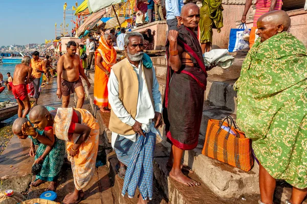 India Varanasi Abril 2011 Personas Identificadas Tomando Baño Ritual Río — Foto de Stock