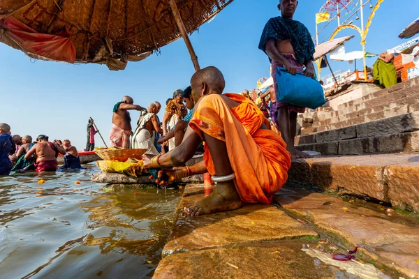 Indien Varanasi April 2011 Oidentifierade Människor Tar Rituella Bad Floden — Stockfoto