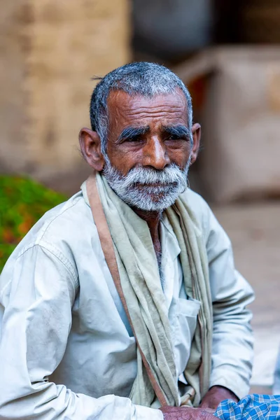 Varanasi Índia Abril 2011 Retrato Vendedor Mercado Trabalhando Mercado Índia — Fotografia de Stock