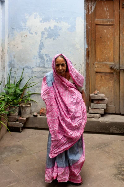 Varanasi, Hindistan - 23 Nisan 2011: Pazarda çalışan bir pazarcının portresi. Hindistan tarım üretiminde dünya çapında ikinci sırada