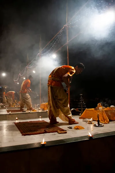 Varanasi Uttar Pradesh Środkowe Indie Kwietnia 2011 Niezidentyfikowany Hinduski Kapłan — Zdjęcie stockowe