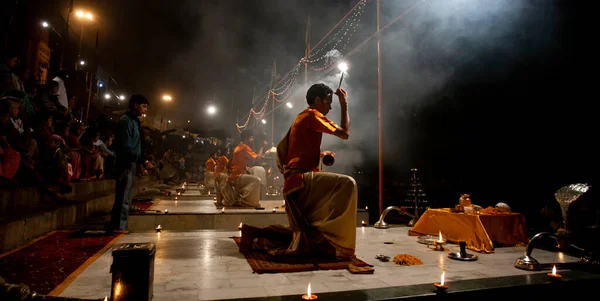 Варанасі Уттар Прадеш Центральна Індія Квітня 2011 Невідомий Індуїстський Священик — стокове фото