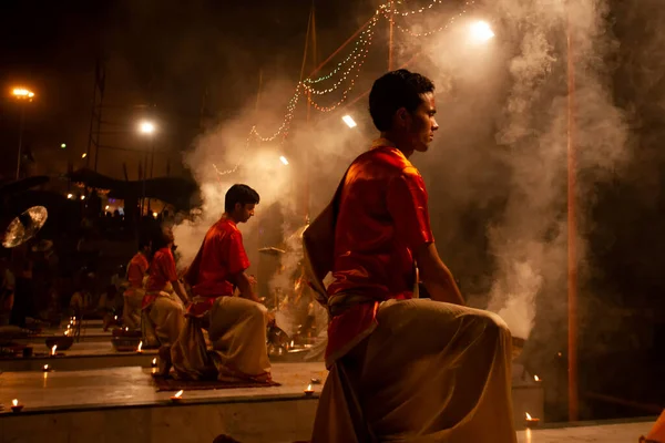 Varanasi Uttar Pradesh Środkowe Indie Kwietnia 2011 Niezidentyfikowany Hinduski Kapłan — Zdjęcie stockowe