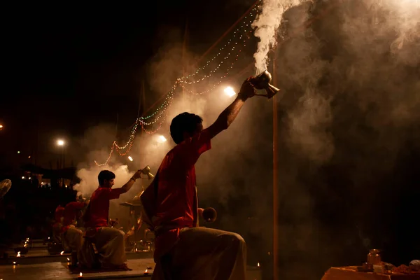 インド中部ウッタル プラデシュ州バラナシ2011年4月23日 正体不明のヒンドゥー教の司祭がダシャシュワメッド ガットで宗教的なガンガ アーティの儀式を行う — ストック写真