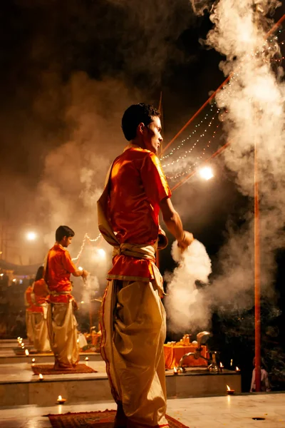 Varanasi Uttar Pradesh Central India April 2011 Oidentifierad Hinduisk Präst — Stockfoto