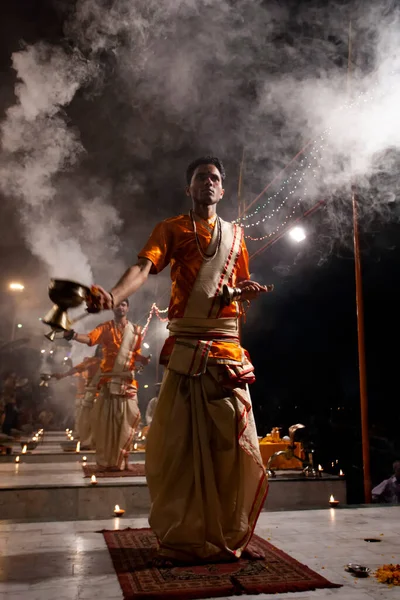 Varanasi Uttar Pradesh Central India 2011 Unidentified Hindu Priest Perform — 스톡 사진