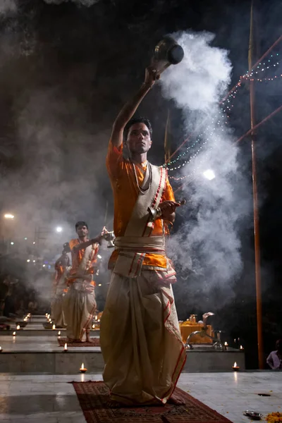 Varanasi Uttar Pradesh Central India 2011 Unidentified Hindu Priest Perform — 스톡 사진