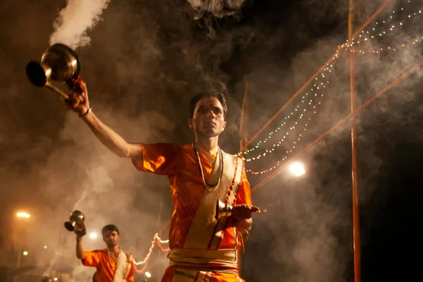 Varanasi Uttar Pradesh Central India 2011 Unidentified Hindu Priest Perform — 스톡 사진