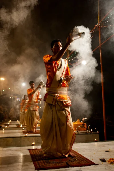 Varanasi Uttar Pradesh Central India April 2011 Oidentifierad Hinduisk Präst — Stockfoto