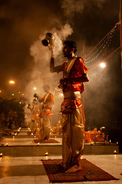 Varanasi Uttar Pradesh Central India 2011 Unidentified Hindu Priest Perform — 스톡 사진