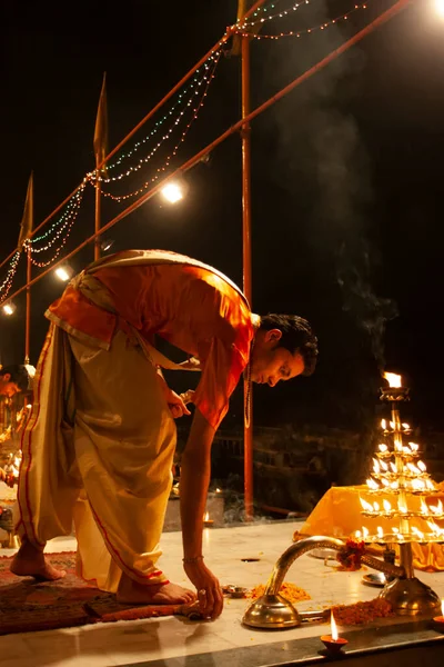 インド中部ウッタル プラデシュ州バラナシ2011年4月23日 正体不明のヒンドゥー教の司祭がダシャシュワメッド ガットで宗教的なガンガ アーティの儀式を行う — ストック写真