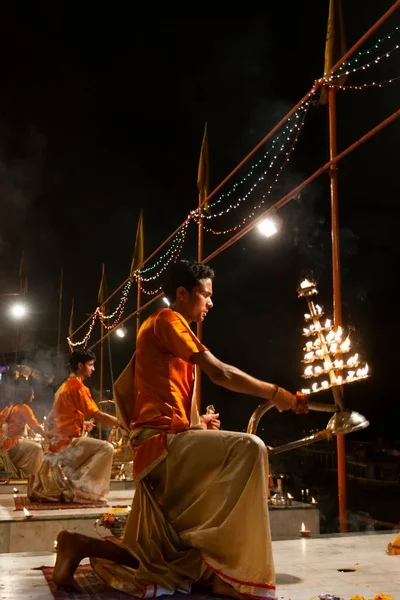 Varanasi Uttar Pradesh Central India April 2011 Oidentifierad Hinduisk Präst — Stockfoto