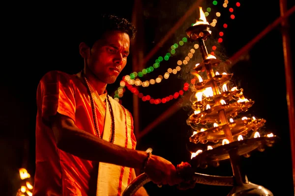 Varanasi Uttar Pradesh Central India 2011 Unidentified Hindu Priest Perform — 스톡 사진