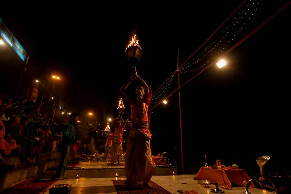 Varanasi Uttar Pradesh Central India 2011 Unidentified Hindu Priest Perform — 스톡 사진