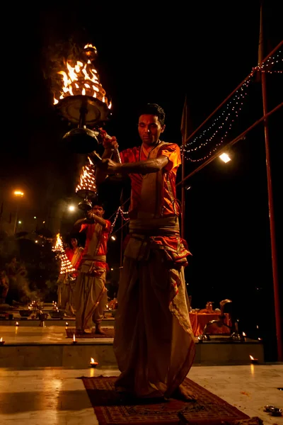 インド中部ウッタル プラデシュ州バラナシ2011年4月23日 正体不明のヒンドゥー教の司祭がダシャシュワメッド ガットで宗教的なガンガ アーティの儀式を行う — ストック写真