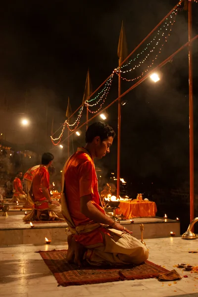 Varanasi Uttar Pradesh Central India April 2011 Oidentifierad Hinduisk Präst — Stockfoto