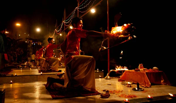 Varanasi Uttar Pradesh Środkowe Indie Kwietnia 2011 Niezidentyfikowany Hinduski Kapłan — Zdjęcie stockowe