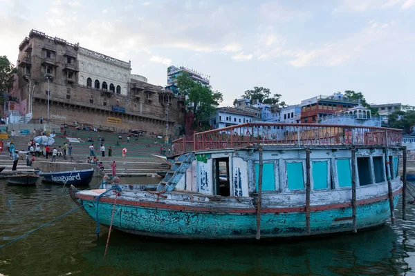 Pessoas Não Identificadas Barco Rio Sagrado Ganges Varanasi Pôr Sol — Fotografia de Stock