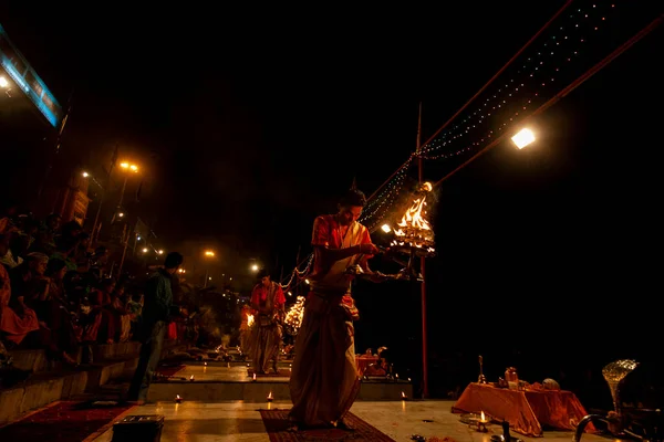 Varanasi Uttar Pradesh Central India 2011 Unidentified Hindu Priest Perform — 스톡 사진