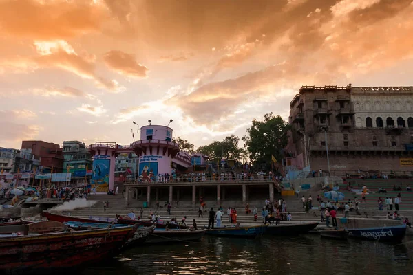 Pessoas Não Identificadas Barco Rio Sagrado Ganges Varanasi Pôr Sol — Fotografia de Stock